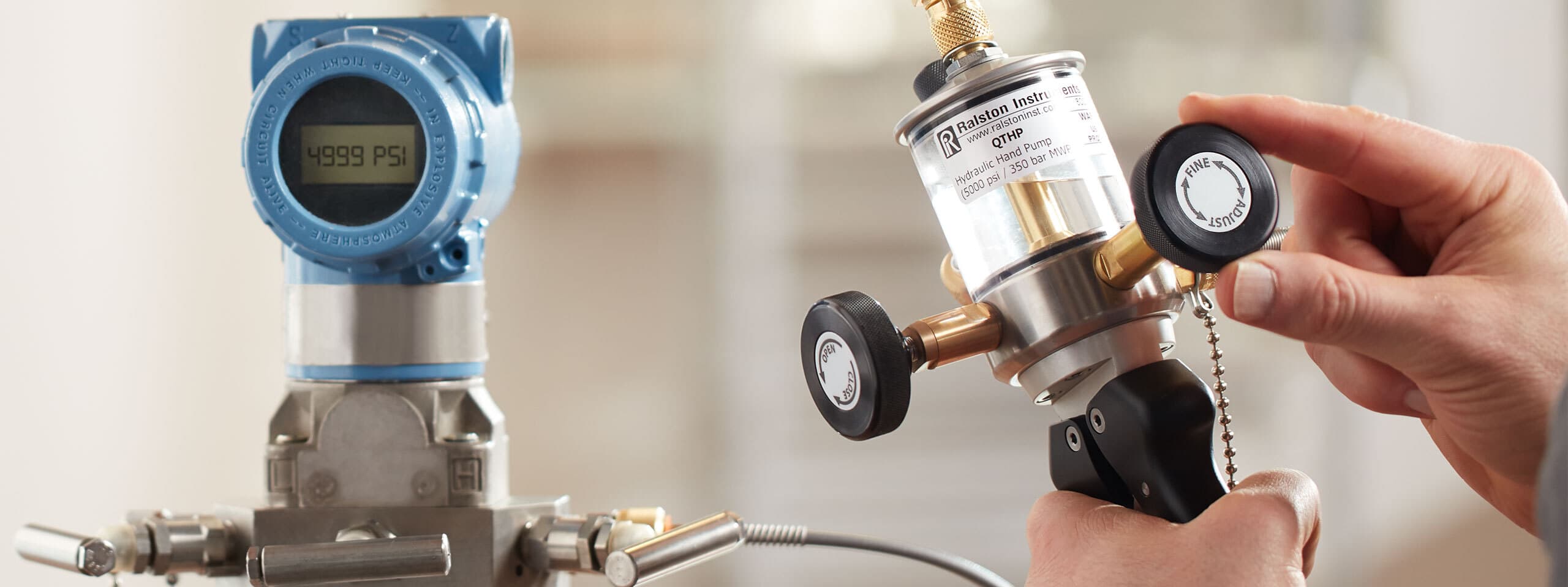 Advantages of Using a Hydraulic Hand Pump